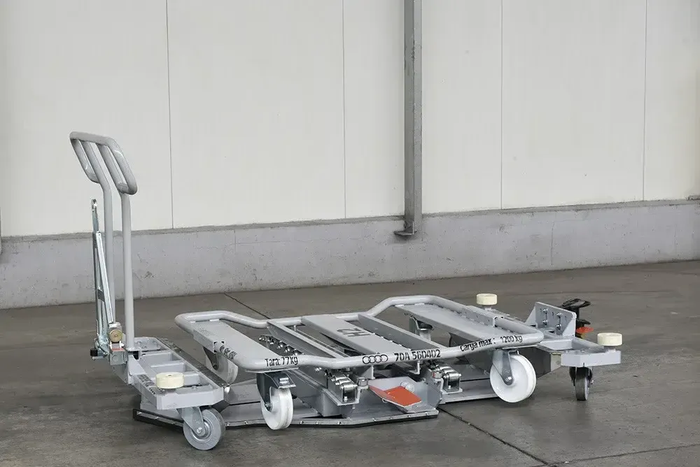 srebrna paleta transportowa metalowa średnich rozmiarów w zakładzie Strumet