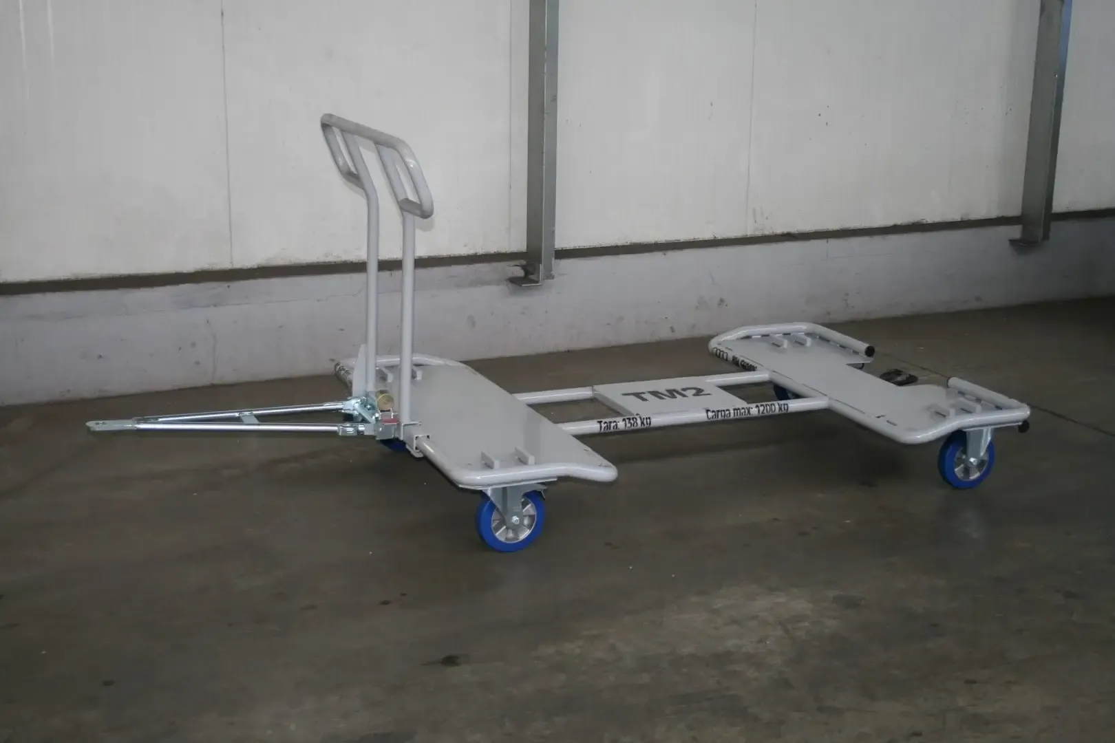 srebrna paleta transportowa metalowa średnich rozmiarów w zakładzie Strumet