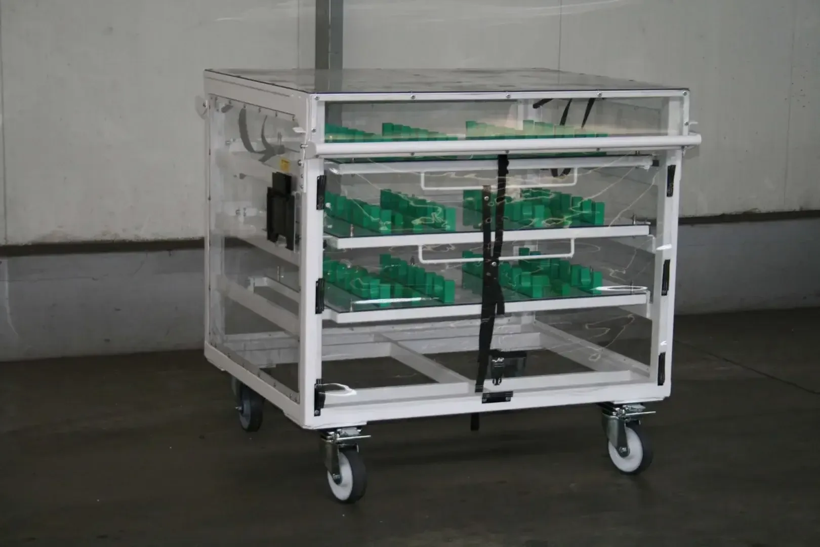 średnich rozmiarów wózek transportowy w zakładzie Strumet