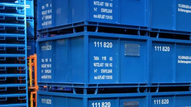 Pojemniki metalowe wielokrotnego użytku – jak obniżyć koszty logistyki?