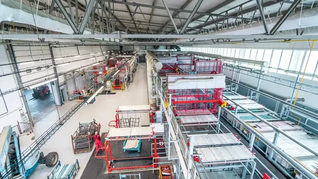 Cynkowanie ogniowe w Strumet – pełny proces technologiczny, który zapewnia wieloletnią ochronę konstrukcji stalowych