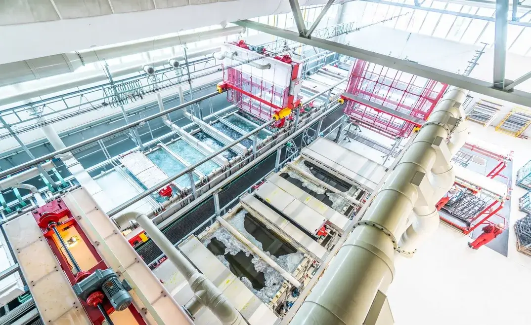 zdjęcie przedstawiające hale z miejscem do galwanizacji w zakładzie Strumet