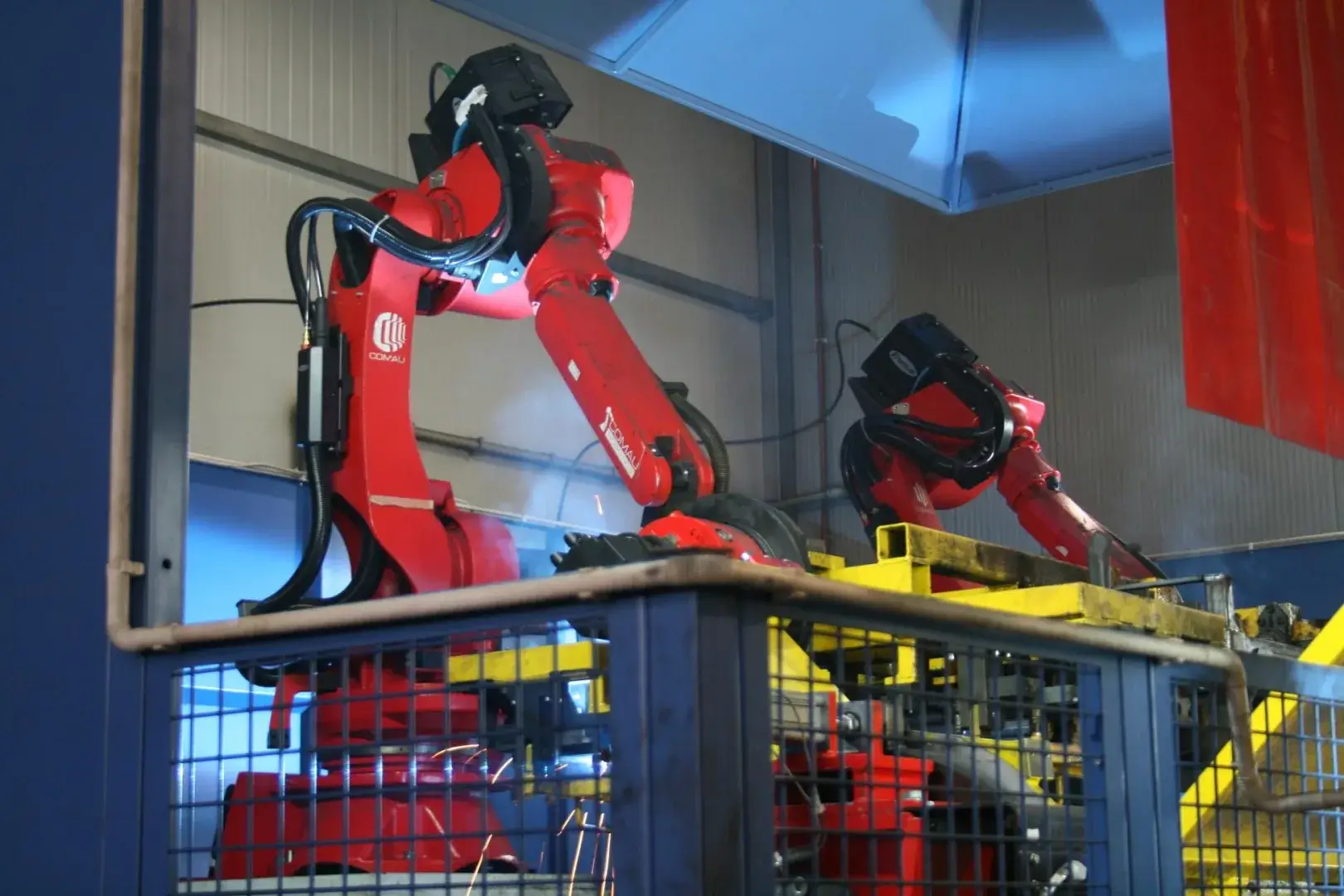 zdjęcie przedstawiające ramie czerwonego robota spawalniczego w zakładzie Strumet