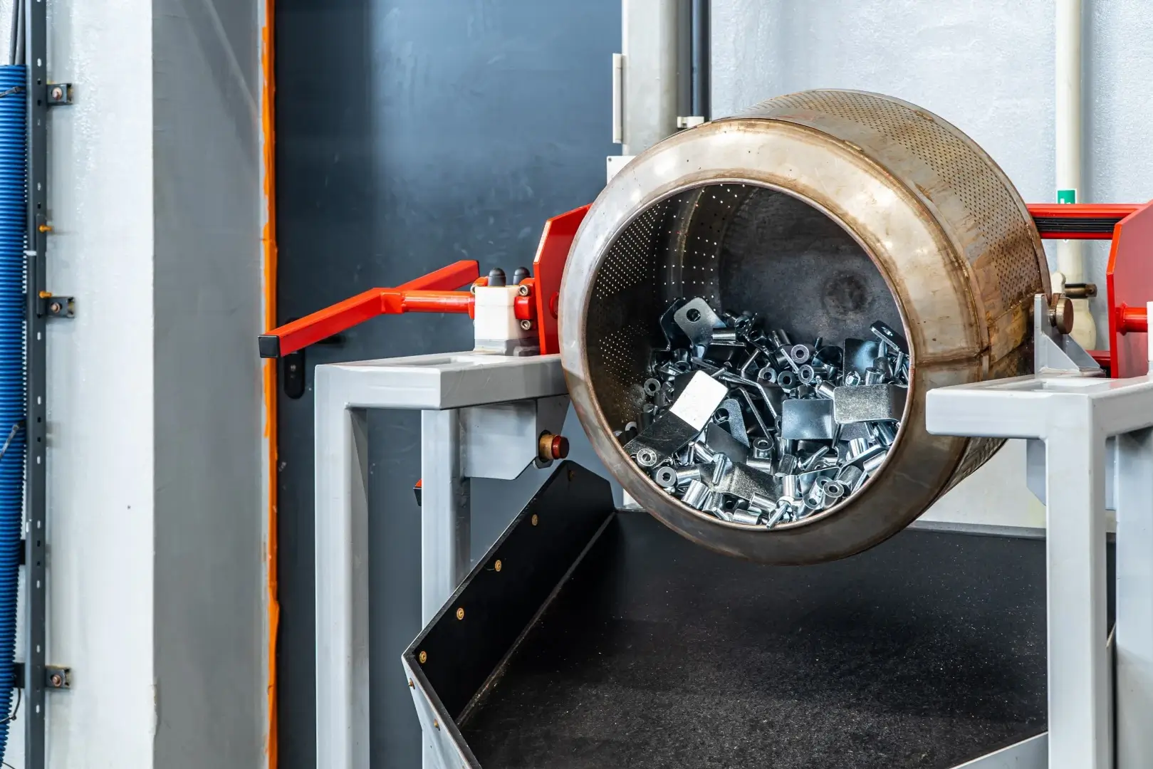 Zdjęcie przedstawiające recykling elementów metalowych w celu ponownego użycia w zakładzie Strumet